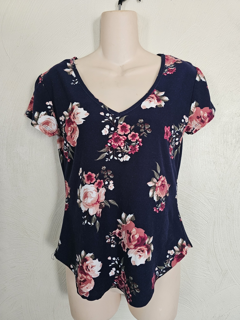 Rue21 Floral V-Neck Top Navy with Pink Roses Size Womens Medium